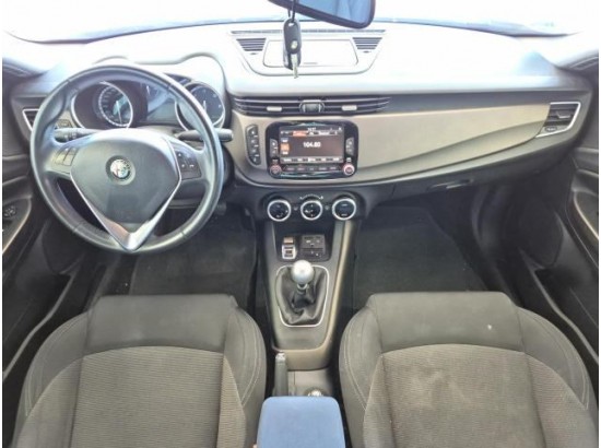 2015 Alfa Romeo Giulietta Turismo 2015 Alfa Romeo Giulietta Turismo