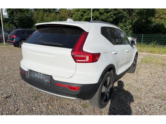 2018 Volvo XC40 Momentum AWD 2018 Volvo XC40 Momentum AWD