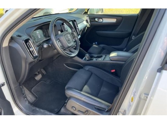 2018 Volvo XC40 Momentum AWD 2018 Volvo XC40 Momentum AWD