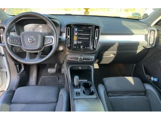 2018 Volvo XC40 Momentum AWD 2018 Volvo XC40 Momentum AWD