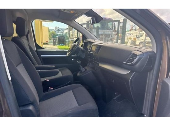 2017 Toyota Proace Verso L2 Shuttle Comfort 2017 Toyota Proace Verso L2 Shuttle Comfort