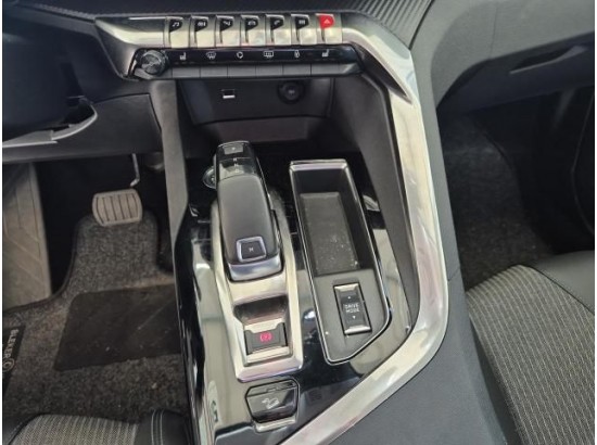 2022 Peugeot 5008 Allure