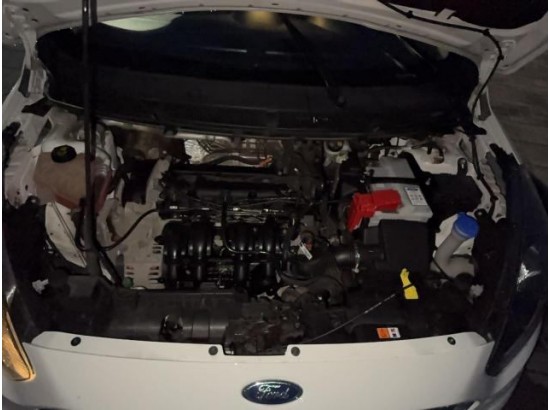 2017 Ford KA+ Black / White
