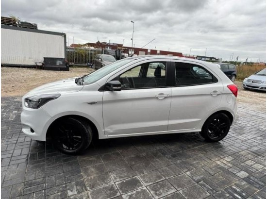 2017 Ford KA+ Black / White