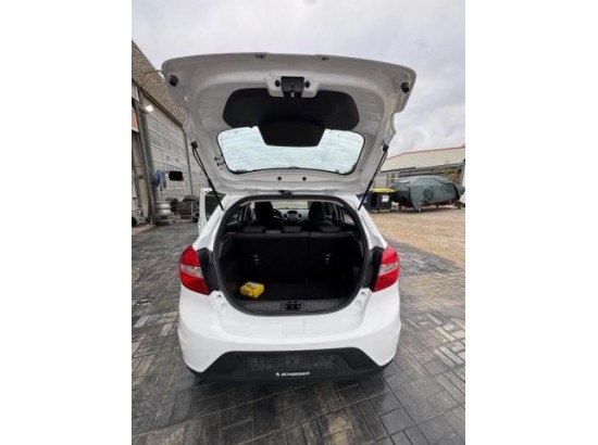 2017 Ford KA+ Black / White