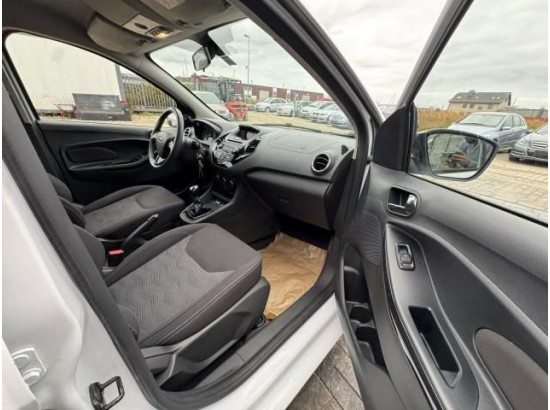2017 Ford KA+ Black / White