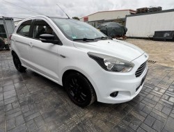 2017 Ford KA+ Black / White