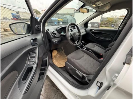 2017 Ford KA+ Black / White