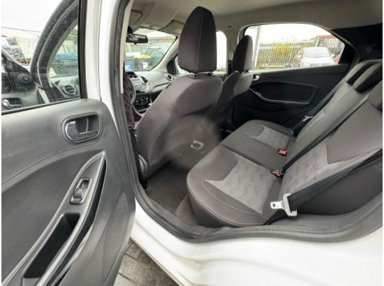 2017 Ford KA+ Black / White