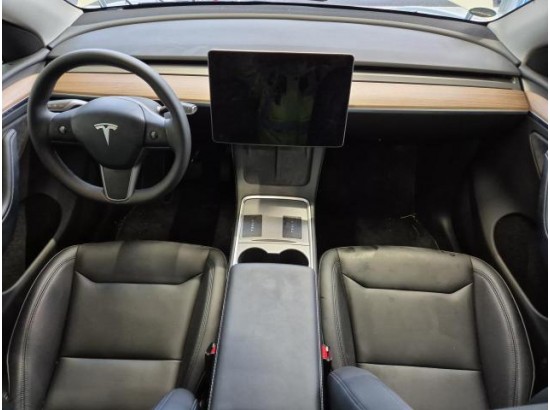 2024 Tesla Model Y Basis RWD