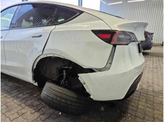 2024 Tesla Model Y Basis RWD