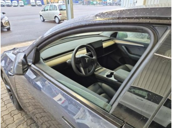 2023 Tesla Model Y Basis RWD