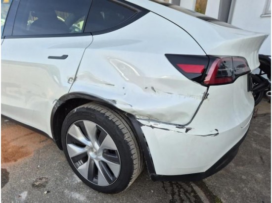 2024 Tesla Model Y Basis RWD