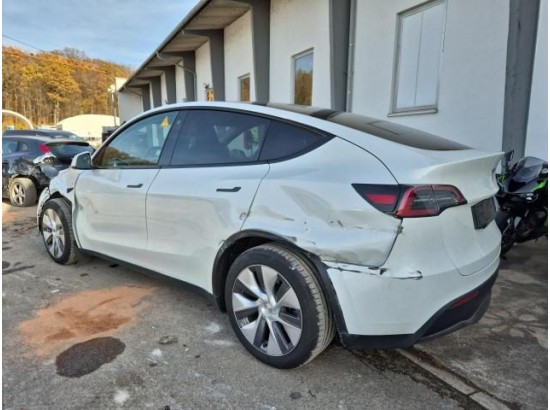 2024 Tesla Model Y Basis RWD