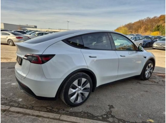 2024 Tesla Model Y Basis RWD