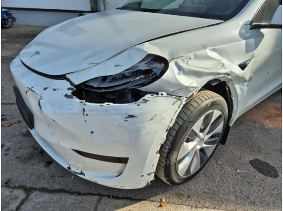 2024 Tesla Model Y Basis RWD