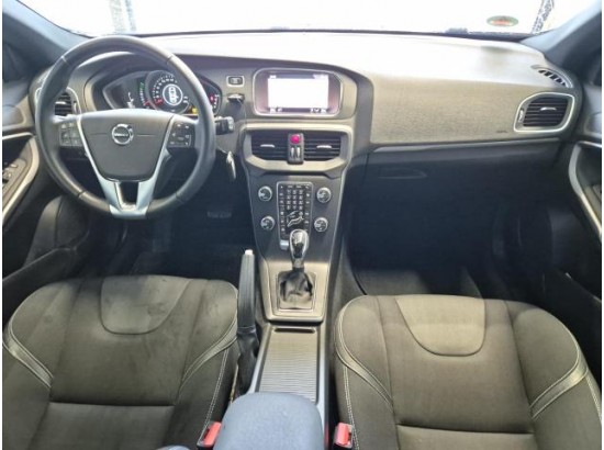 2018 Volvo V40 Momentum
